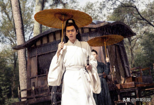张若昀雨中撑伞太有韵味了,清冷感和霸气感拿捏得死死的