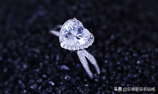 男生买求婚戒指不要攀比,2大点告诉你,求婚戒指多少钱合适