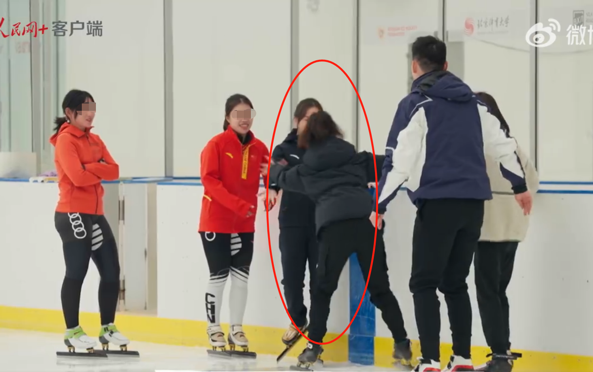 29岁杨紫私下练习滑冰!紧抿嘴唇一脸害怕,双腿打颤直呼救命