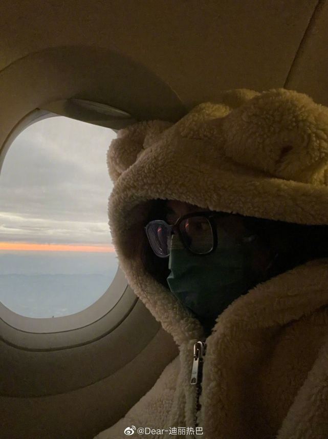 迪丽热巴分享飞机上小熊衣服，对着镜头比耶超可爱