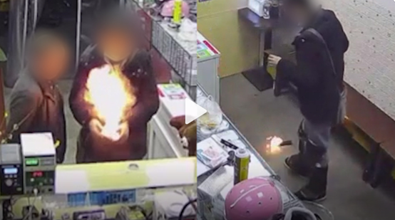 四川一大爷修手机不听劝,掰断电池致其瞬间燃爆,店家:已经提醒了,但他还是好奇