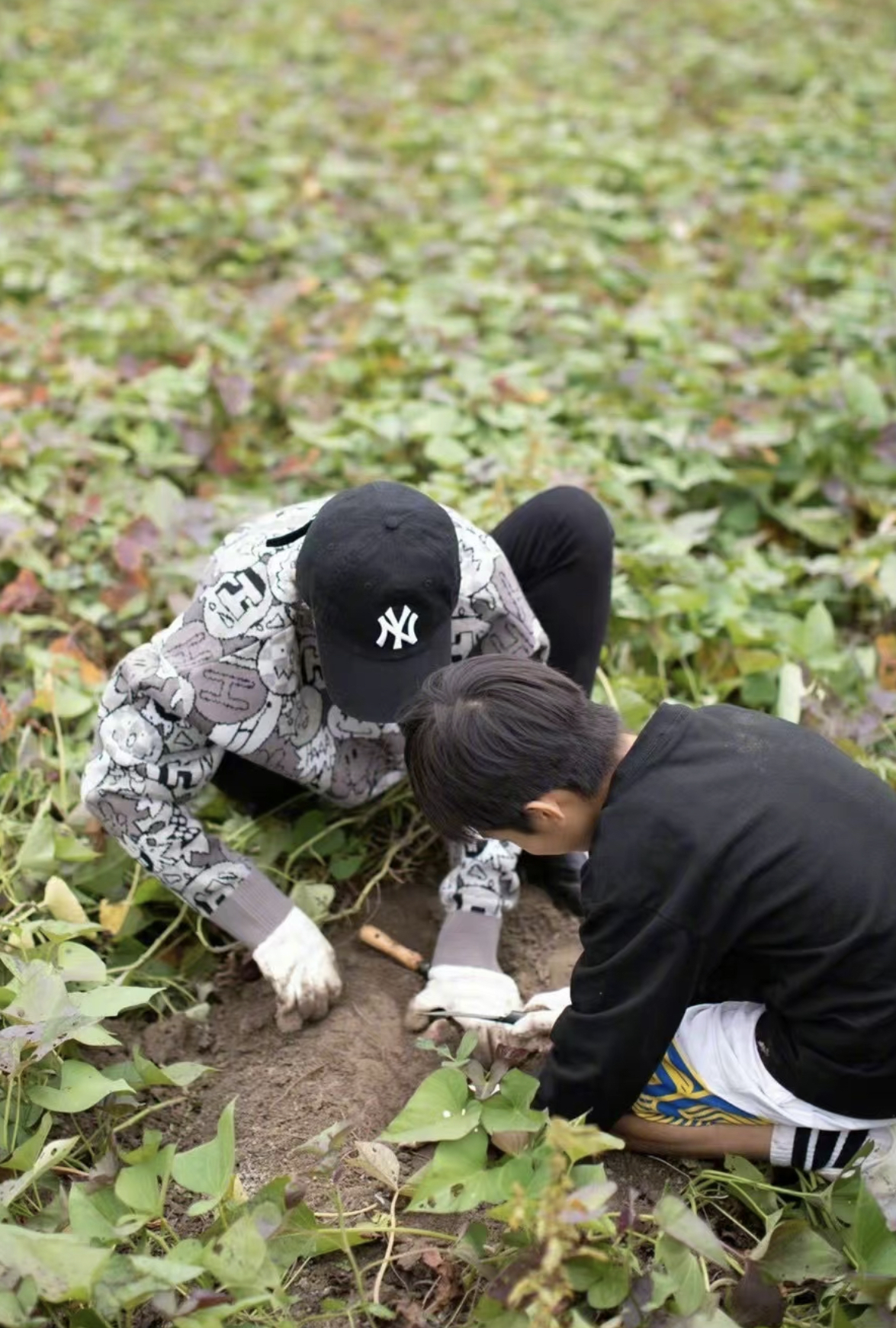 孙俪背两万元包坐公交车，提大包小包站车厢无人识，女儿乖巧跟随