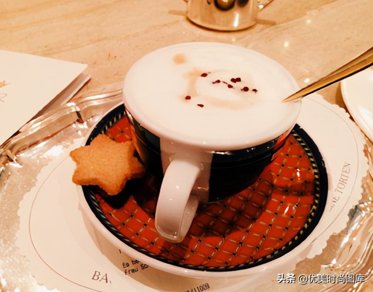 下午茶吃甜品发圈的说说 吃甜品很开心的句子