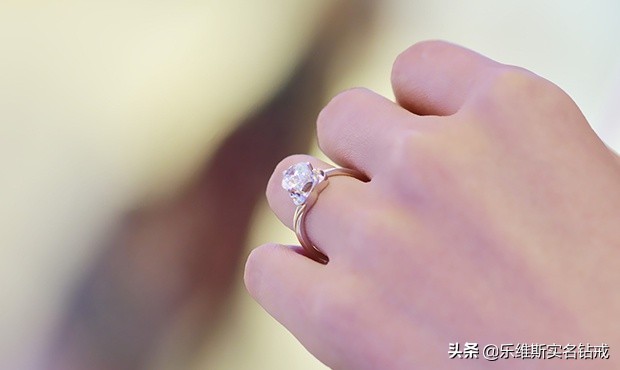 戒指戴法讲究多，不同手指戴戒指的含义也有区别，千万别乱戴