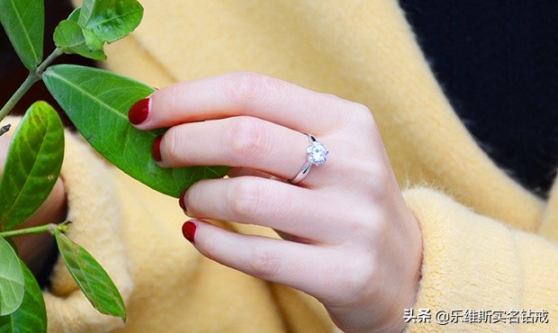 戒指戴法讲究多，不同手指戴戒指的含义也有区别，千万别乱戴